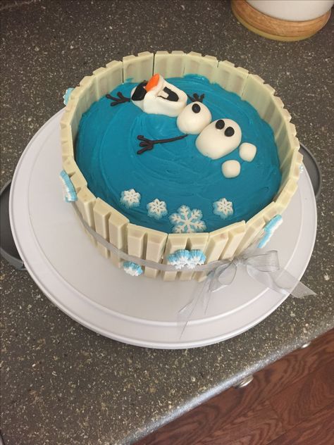 Frozen Olaf birthday cake Olaf Cake Easy, Olaf Cake Ideas, Disney Cakes Easy, Olaf Cupcake Cake, Snowman Desserts, Olaf Birthday Cake, Olaf Cupcakes, Olaf Birthday Party, Swimming Cake