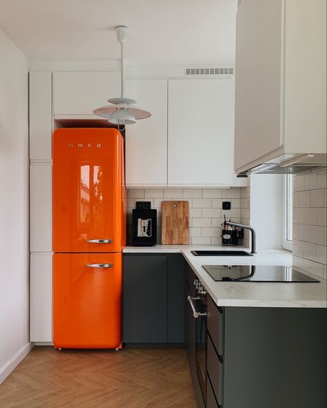 Orange Smeg Fridge Kitchen, Orange Fridge Kitchen, Kitchen With Retro Fridge, Retro Kitchen Modern, Mid Century Retro Kitchen, Retro Orange Kitchen, Orange Smeg Fridge, Retro 50s Decor, Retro Refrigerator Kitchen