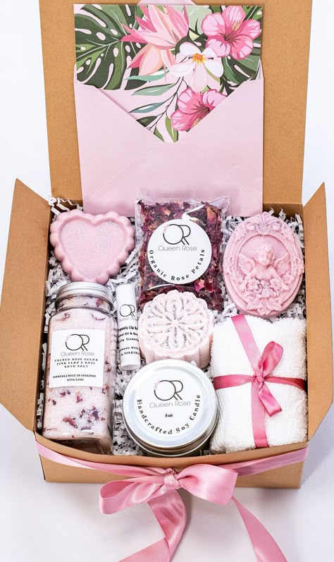 Mother Day Gift Box Ideas, Gift Box For Mom Christmas, Cute Shipping Boxes, Mom To Be Gift Ideas, Care Package For Friend, Bath Gift Sets, Gift Box For Mom, Pink Gift Basket, Pregnancy Gift Box