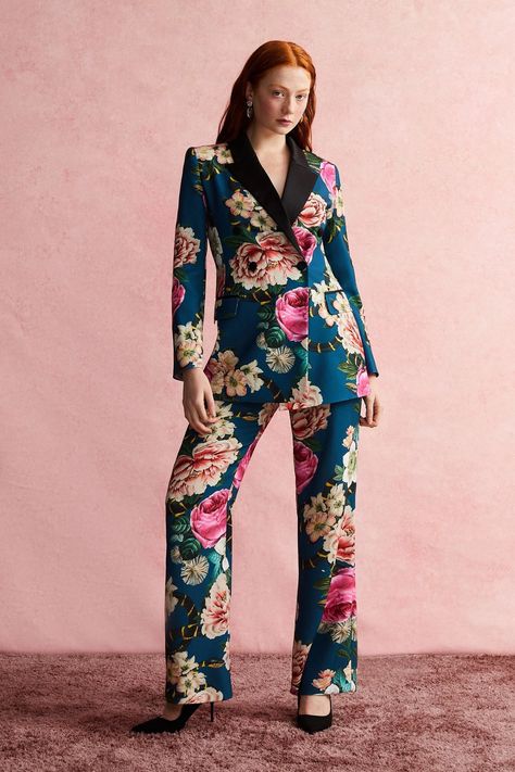 Floral Suits Women, Alexandra Gallagher, Laid Back Chic, Female Business Attire, Formal Suits For Women, Girl Boss Outfit, Fusion Fashion, Floral Suit, Lawyer Outfits