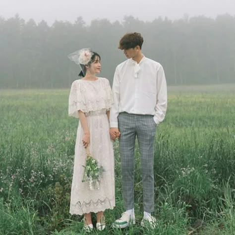 What makes South Korean-style prewedding photos interesting is the combination of simple clothing and out of the box shooting locations. are you one of the couples who want to use this style? Let's take a look at some Korean-style prewedding photo options! Pose Prewedding, Code Dress, Prewedding Ideas, Pre Wedding Photoshoot Outfit, Wedding Photo Studio, Tops And Skirts, Beautiful Food Photography, Idea Wedding, Plaid Outfits