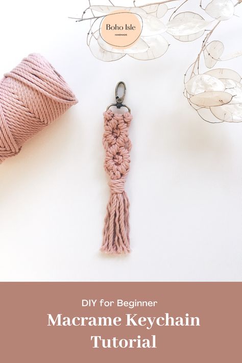 Step-by-step tutorial on how to make easily DIY a Macrame Keychain This is easy DIY for beginners, and for those who want to create a gift cost under $5 to make! Macrame Keychain Diy, Keychain Diy Easy, Macrame Keychain Tutorial, Diy Macrame Projects, Diy For Beginners, Keychain Tutorial, Tutorial Macramé, Diy Step, Free Macrame Patterns