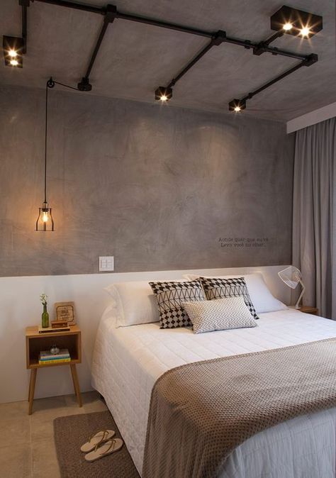 Quarto de casal moderno com parede revestida de cimento queimado, luminárias e criado mudo. Industrial Bedroom Design, Industrial Style Bedroom, Industrial Home Design, Couple Bedroom, Small Room Bedroom, Wallpaper Bedroom, Home Design Decor, Room Inspiration Bedroom, Industrial Chic