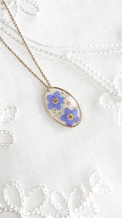 Thank you for visiting Fleur_Belles! 🌸 This stunning necklace is made with Real Pressed Flowers, Forget Me Not. I set some gold flakes in the clear resin as well. Perfect gifts for someone you loved. 🌺Due to the handmade nature of this product, slight variations may occur, however, the design remains as similar as possible. 💖CARE about the handmade earrings💖 Please keep in a dry place and avoid prolonged direct sunlight, water, chemicals and perfumes to maintain and preserve the earrings bea Blue White Flowers, Pressed Flower Jewelry, Oval Pendant Necklace, Pressed Flower Necklace, Flowers Gifts, Oval Necklace, Flower Pendant Necklace, Gold Flakes, Oval Pendant