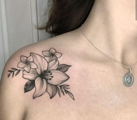 Over Heart Tattoo Placement, Outer Shoulder Tattoo, Sundrop Flower Tattoo, Collar Bone Shoulder Tattoo, Flowers Tattoos For Women, Tattoo Ideas Shoulder Female, Flower Tattoo Women, Flower Tattoos On Shoulder, Shoulder Tattoo Ideas Female