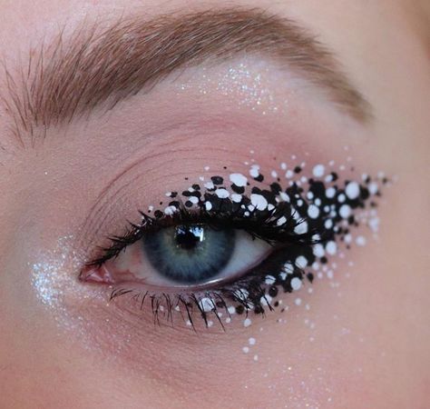 Polka Dot Eyeliner, Polka Dot Eye Makeup, Polka Dot Makeup, White Eyeliner Looks, Editorial Make-up, White Eye Makeup, Black And White Makeup, Make Up Designs, Eyeliner Designs