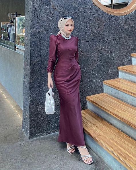 Isnanda Rahma W (@isnanda_r) • Foto dan video Instagram Long Dress Hijab Bridesmaid, Bridesmaid Satin Hijab, Kebaya Burgundy, Gaun Bridesmaid Hijab Satin, Baju Bridesmaid Muslim, Gaun Bridesmaid Hijab, Dress Bridesmaid Satin, Satin Dress Hijab, Dress Hijab Bridesmaid