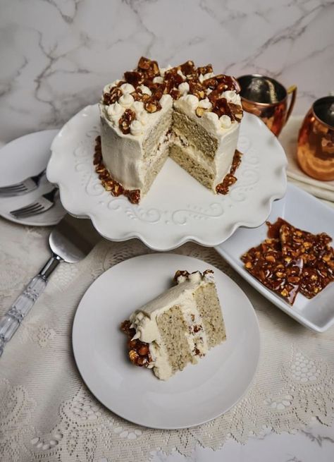 Vegan Almond Praline Cake Almond Praline Cake, Vegan Pralines, Vegan Hazelnut, Almond Praline, Praline Cake, Dessert Hummus, Baking Aesthetic, Flourless Chocolate Cake, Fit App