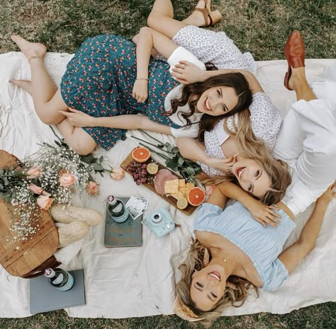 Summer Sessions Photography, Picnic Poses Photo Ideas Friends, Fall Picnic Photoshoot Friends, Picnic Poses With Friends, Picnic Photoshoot Friends, Group Picnic Photoshoot, Best Friend Picnic Photoshoot, Bff Picnic Photoshoot, Mothers Day Gifts Toddlers