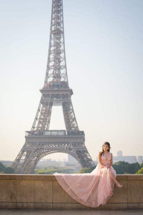 Eiffel Tower Photoshoot Ideas, Paris Poses, Paris Photography Eiffel Tower, Quince Photos, Quinceañera Photoshoot Ideas, Eiffel Tower Pictures, Quince Pictures, Tower Photography, Feminine Universe