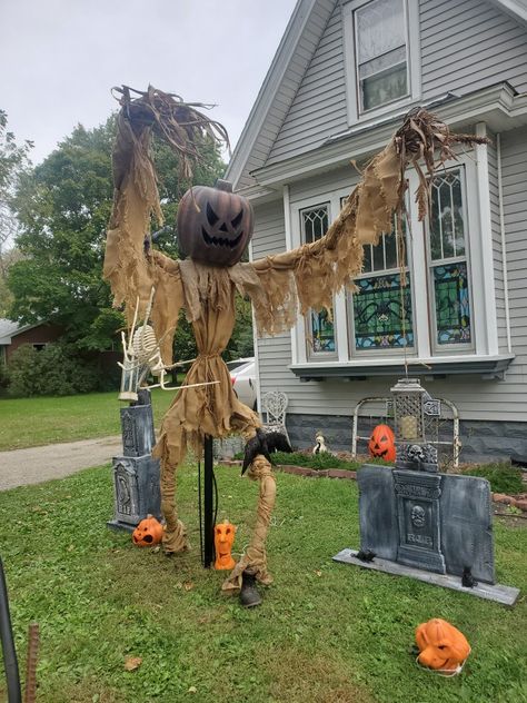 Diy scarecrow Halloween decoration.  Pvc body. Pvc Skeleton Diy, Homemade Scarecrows Diy, Scarecrow Frame, Diy Scarecrow Halloween, Homemade Scarecrows, Diy Halloween Scarecrow, Pumpkin Graveyard, Haunted Pumpkin Patch, Scarecrow Contest