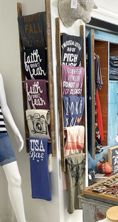 Rustic T Shirt Display, Boutique Merchandise Display, Diy Storefront Display, Tee Shirt Display Ideas Retail, Ways To Display Shirts For Sale, Diy Store Display Ideas Retail, Vendor Booth Display Ideas Shirts, Craft Show Shirt Displays, Retail Clothing Display Ideas Boutiques