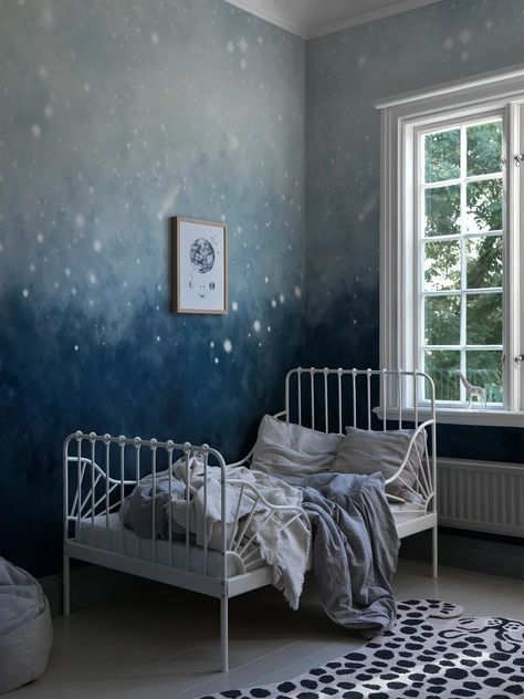 Wallpapers - Boråstapeter Night Sky Nursery, Gradient Painting, Sky Nursery, Painting Sky, Scandinavian Wallpaper, Nursery Room Inspiration, Blue Nursery, Space Room, Lit Wallpaper