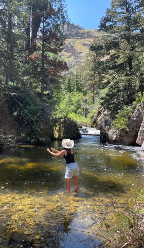 Country Farm Outfits, Classic Country Aesthetic, Mountain Cowgirl Aesthetic, Country Lifestyle Aesthetic, Southern Summer Aesthetic, Soft Country Aesthetic, Farm Life Aesthetic, Abandoned Farmhouse, Foto Cowgirl