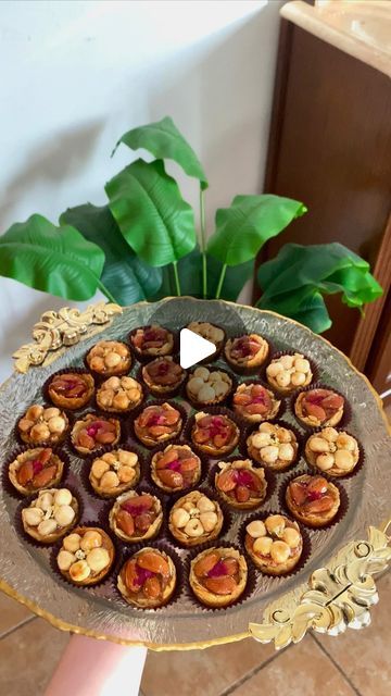 Cookwithmanou on Instagram‎: "Mignardises tunisiennes 🇹🇳 les nids d’amandes sans sucre florentin . Petite gourmandise pour les soirées ramadanesques 🥰  Recette:: 85g de sucre  70g de crème liquide  50g de miel 150g d’amandes effilées  Deco: Praliné amande &noisette fait maison  Fruits secs amandes & noisettes enrobés dans (1cs glucose +1cs de miel). Feuille d’or et pétales de fleurs séchées .  Ramadan Karim🌙  #ramadankareem #ramadan2024 #ramadanrecipes #mignardises #mignardisestunisiennes#explore #explorereels#recette #recetteramadan #mignardisessucrées #رمضان2024 #recettetunisienne #cookwithmanou👩🏻‍🍳"‎ Ramadan Karim, On Instagram