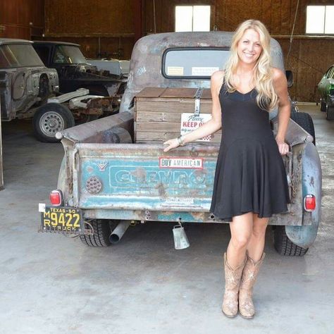 Montana Silversmiths Signs Endorsement Deal With Rising Star, Leah 725 Miranda Lambert News, Amanda Martin, Jeep Girl, Farm Girl, Car Girls, Classic Trucks, Country Girls, Vintage Tops, How To Look Pretty