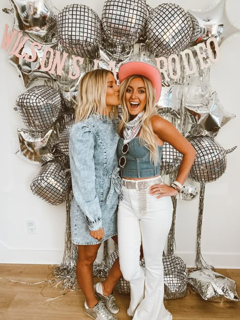 Nashville Bachelorette Party Recap | So Sage Blog - Travel Nashville Bachelorette Party Outfit, Cowgirl Bachelorette Party Outfits, Bachelorette Outfit Themes, Cowgirl Bachelorette Parties, 90s Fashion Outfits Hip Hop Party, Girls Weekend Getaway, Latina Outfit, Nashville Bachelorette Party, Cowgirl Bachelorette