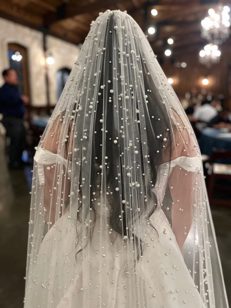 Pearl Veil With Lace Dress, Wedding Pearl Veil, Pearly Long Veil, Pearl Wedding Dress Straps, Pearl Vail Wedding, Wedding Ideas Pearls, Pearl Wedding Aesthetic, Wedding Dress With Pearl Veil, Pearl Wedding Theme