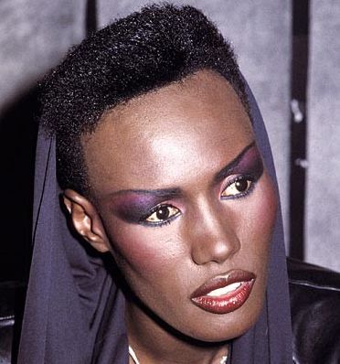 Grace Jones...what an icon! Box Haircut, Bond Babe, Ms Jones, 80s Makeup, Hollywood Scenes, Grace Jones, V Magazine, Diana Ross, Amazing Grace