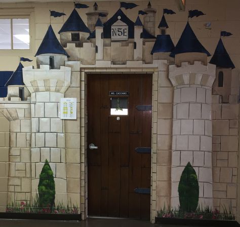 Classroom Castle Entrance Medieval Hallway, Castle Theme Classroom, Castle Decorations, Castle Classroom, Wonderland Classroom, Castle Entrance, Classroom Door Decorating, Kingdom Vbs, School Display