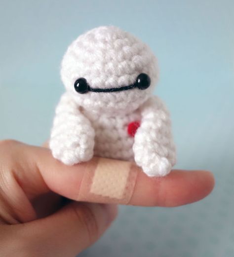 Every Year I Crochet Superheroes And Hide Them In San Diego For People To Find | Bored Panda #Baymax #StarTrek Crochet Cartoon Characters, Pop Culture Crochet, Amigurumi Characters, Crochet Cartoon, Pocket Pals, Disney Crochet, Pop Characters, Creative Knitting, Animals Toys