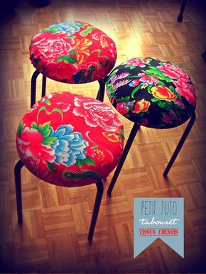 Voici un mini tuto pour recouvrir des tabourets basiques de tissus chinois....                 Et voilà vous avez maintenant de jolis petit... Chinese Style Interior, Chinese Fabric, Diy Interior, Diy Furniture Projects, Décor Diy, Salon Decor, Diy Couture, Furniture Upholstery, Architectural Inspiration