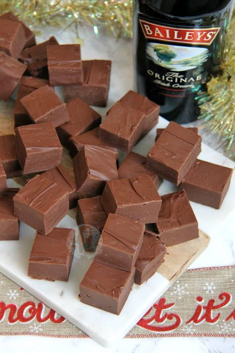 Baileys Irish Cream Fudge Recipe, Irish Cream Fudge, Cream Fudge Recipe, Baileys Cupcakes, Baileys Fudge, Chocolate Baileys, Cream Fudge, Janes Patisserie, Homemade Fudge Recipes