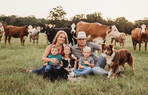 Ranch Style Family Pictures, Family Pictures In Cow Pasture, Western Big Family Pictures, Highland Cow Photoshoot Family, Ranch Family Pictures, Family Photos Farm Ideas Country Life, Fall Family Farm Pictures, Family Pictures With Cows, Family Photos With Cows