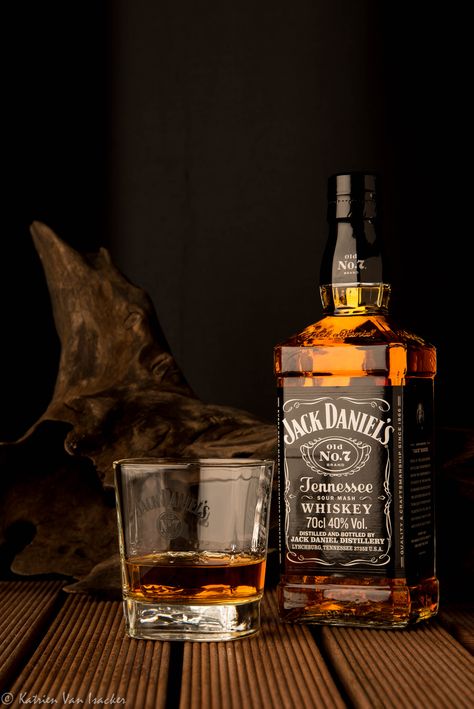 #photography #product #advertising #drinks #whiskey ©Katrien Van Isacker Scotch Whiskey Drinks, Scotch Whiskey Cocktails, Jack Daniels Cocktails, Scotch Whiskey Glass, Whisky Jack Daniels, Whiskey Cocktails Easy, Whiskey Drinks Recipes, Whisky Jack, Whiskey Still