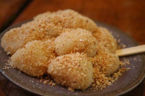 Peanut powdered mochi (花生麻糬): If you’ve been to Japan, then you’re familiar with mochis – glutinous rice balls. In Taiwan, vendors sell them dipped in peanut powder and brown sugar. Soft and tender…the perfect dessert! (Photo credit: blog.xuite.net) CommentView full size 720×480 Peanut Mochi, Taiwan Food, Ultimate Breakfast, Taiwanese Food, Rice Ball, Braised Pork, Glutinous Rice, Asian Desserts, Pastry Cake