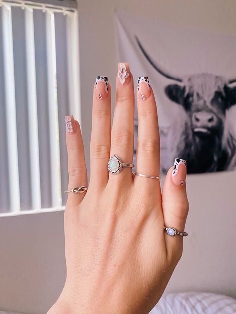 Cow Acrylic Nails Short, Vaquera Nails Short, Short Cowgirl Nails, Cowgirl Theme Nails, Rhinestone Cowgirl Nails, Cowboy Theme Nails, Country Theme Nails, Coastal Cowgirl Nails, Spring Western Nails