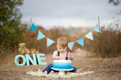 Outdoor Cake Smash Boy, One Year Pictures Boy, First Year Photoshoot For Boy, First Birthday Photo Shoot Ideas Boy, First Birthday Boy Photoshoot, Boy Smash Cake, Outdoor Cake Smash, Cake Smash Boy, Boy Birthday Pictures