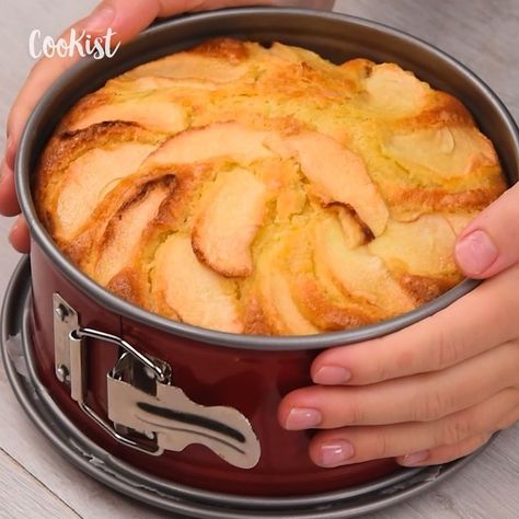 Cookist Wow on Instagram: “Orange apple cake: the perfect recipe to make it tall and soft! INGREDIENTS 2 eggs 150g (3/4 cup) sugar 270g (2 cups) flour 12g (2 1/2…” Apple And Orange Cake, Cookist Wow Recipes, Cookist Wow, Orange Apple, Orange Cake Recipe, Fruit Cakes, Abstract Quilt, Berry Cake, Cake Baking Recipes