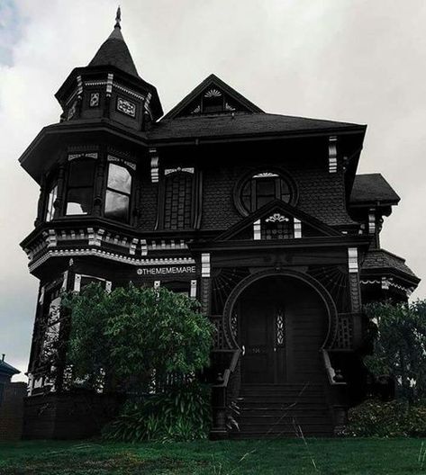 sylvaine on Twitter: "Gothic Victorian Houses… " Paradis Sombre, Gothic Homes, Goth Houses, Black Houses, Old Victorian Homes, Victorian Style House, Victorian Style Homes, Modern Gothic, Dark House