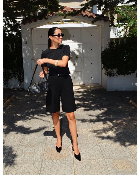 Mid rise bermuda shorts ♣️ all black everything kind of outfit #blackoutfit #womenoutfit #styleblogger Palma Outfit, Black Bermuda Shorts Outfit, Bermuda Outfits, Bermuda Shorts Outfits, Bermuda Shorts Outfit, Black Shorts Outfit, Foto Insta, Rich Mom, Villain Era