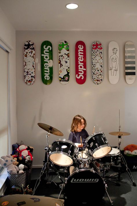 Have always loved the artwork on the back of Skateboards. Perfect for the boys. Music Bedroom Decor, Rock And Roll Room, Music Themed Bedroom, Skateboard Room, Mommo Design, Music Bedroom, Drum Room, Teenage Boy Room, Teen Girl Bedroom