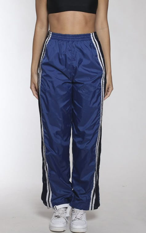 Nike Trackpants, Vintage Tracksuit, Model Street Style, Nylon Pants, Stylish Women Fashion, Athleisure Outfits, Material Girls, Nike Outfits, Dance Outfits