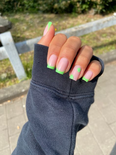 Colored French Tip Nails Green, Simple Lime Green Nails, Short Acrylic Nails Lime Green, Lime Green Nails Design Short, Lime Green Nails Square, Neon Green Prom Nails, Kelly Green Nails Acrylic, Short Bright Green Nails, Neon French Tip Nails Coffin