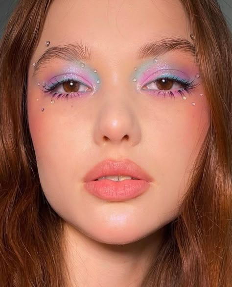 Maquillaje para festivales: 10 ideas de looks y los productos que necesitas | Glamour Easter Makeup Looks, Taylor Swift Makeup, Pastel Eyeshadow, Concert Makeup, Pastel Makeup, Bright Eye Makeup, Easter Makeup, Bright Makeup, Pride Makeup