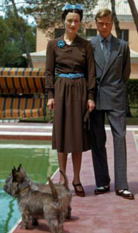 Cascais, Portugal, 1940. Four years after the abdication of then King Edward VIII, the Duke & Duchess of Sussex were living in Europe, banished from England. Wallis Simpson looks polished as ever, in retro brown day-dress and matched blue accessories. 1930s Clothes, Edward Windsor, Duchess Of Windsor, 1940's Style, Wallis Simpson, 1940's Fashion, Edward Viii, Land Girls, Diesel Punk