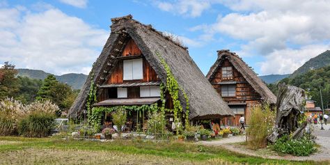 On my trip to explore Japan's Hokuriku region, specifically Nagano, Gifu and Kanazawa, I was really looking forward to seeing Takayama and Shirakawa-go in Gifu prefecture... Japan Exterior, Village Japan, Japanese Roof, Western Cabin, Oil Painting Materials, Shirakawa Go, Air Museum, Takayama, Kanazawa