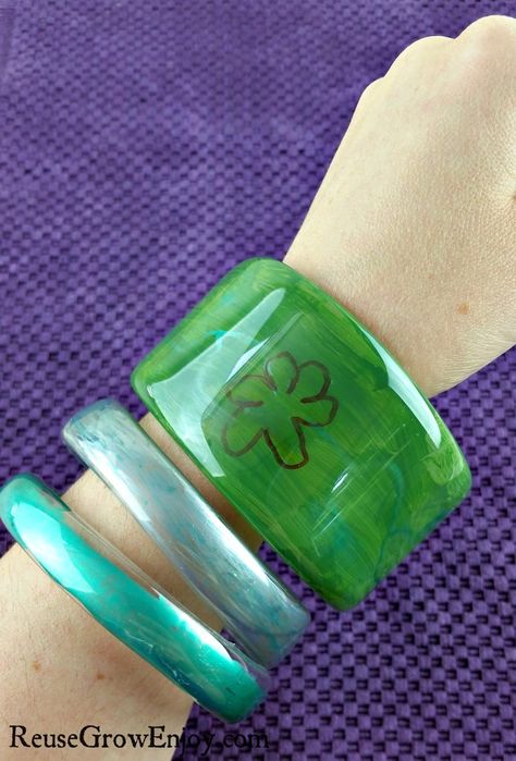 Never ending supply of plastic bottles? It is always a great idea to reuse them. I will show you how to make these DIY plastic bottle bangle bracelets. Tie A Friendship Bracelet, Diy Plastic Bag Holder, Recycle Jewelry, Plastic Bottle Planter, Button Jewellery, Water Bottle Crafts, Recycling Plastic, Halloween Potion Bottles, Plastic Bottle Flowers