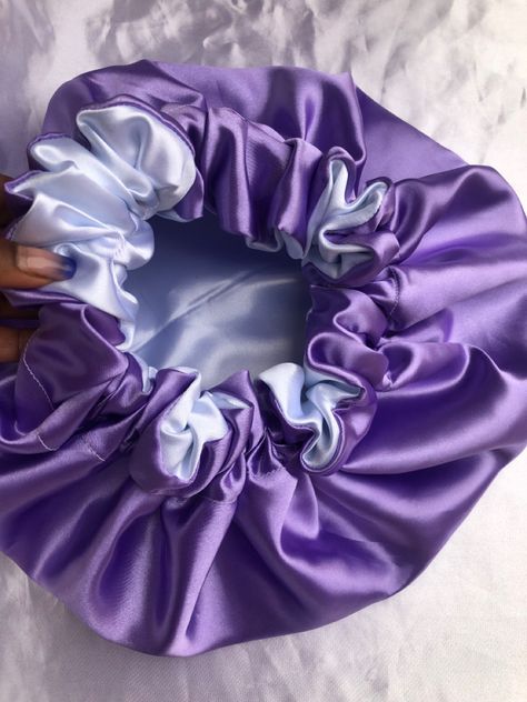 Bonnet Pics, Bonnet Business, Scrunchies Hairstyle, Satin Bonnet Natural Hair, Satin Hair Wrap, 4a Natural Hair, Silk Hair Bonnets, Satin Bonnets, Diy Hair Accessories Ribbon