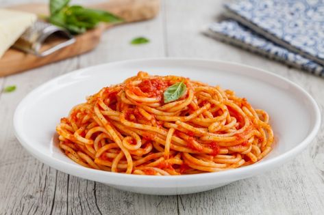 Un piatto di spaghetti al pomodoro è la quintessenza della pastasciutta italica. Una ricetta tradizionale, facile e gustosa che rende tutti felici a tavola. Spaghetti Al Pomodoro, Pasta Al Pomodoro, Pasta Pomodoro, Halloween Recipes Brownies, Lunch Meat Recipes, Balsamic Recipe, Idee Pasto Sano, Quinoa Recipes, Sausage Recipes