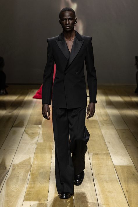 Supermodel Lifestyle, Fall 2023 Ready To Wear, Alexander Mcqueen Fashion, Sarah Burton, 2023 Ready To Wear, Pinstripe Suit, Tuxedo Jacket, Gentleman Style, Fall 2023