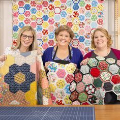 Daisy And Grace, Quilt As You Go Hexagons, Hexagon Quilt Ideas, Hexagon Quilt Blocks, Hexagon Quilt Patterns, Hexagon Quilt Tutorial, Hexagon Template, Missouri Quilt Tutorials, Hexie Quilts Patterns