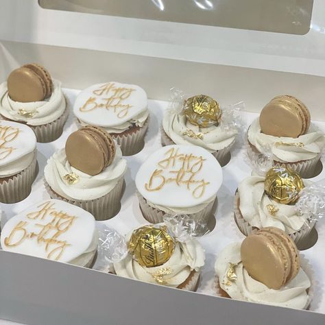 Cupcakes White Frosting, 21st Birthday White And Gold Theme, Golden Birthday Cupcake Ideas, Birthday Themed Cupcakes, Gold And White 18th Birthday Party, 18th Birthday White And Gold, White Gold Birthday Theme, White And Gold Birthday Cakes For Women, Gold And White Cake Birthday