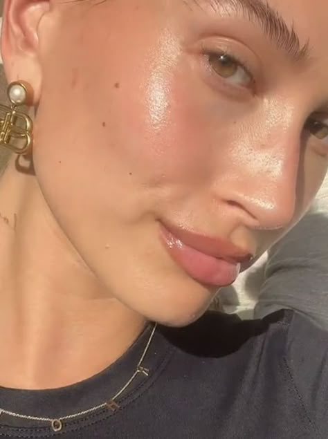 Hayley Bieber, Haut Routine, Clear Glowing Skin, Glow Skin, Glowy Skin, Clean Makeup, Skin Routine, Glass Skin, Perfect Skin