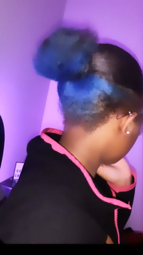 Blue And Black Hair Natural, Blue Strip Hair Dye, Blue Hair Color Natural Hair, Hair Dye Ideas Black Women Blue, Light Blue Skunk Stripe Hair, Royal Blue Peekaboo Hair, Skunk Hair Dye Blue, Afro Hair Dyed, Peekaboo Box Braids Blue