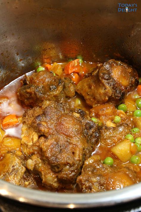 Curry Oxtail Stew Instant Pot Curried Oxtail Recipes, Oxtail Instant Pot Recipe, Oxtail Curry Recipe, Oxtail Curry, Oxtail Recipes Easy, Cooking Oxtails, Oxtail Recipe, Slow Cooker Asian, Ninja Cooking System Recipes